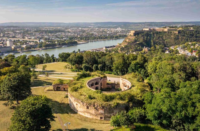 Fort Asterstein mit Festung im Hintergrund | &copy; Koblenz-Touristik GmbH / Dominik Ketz