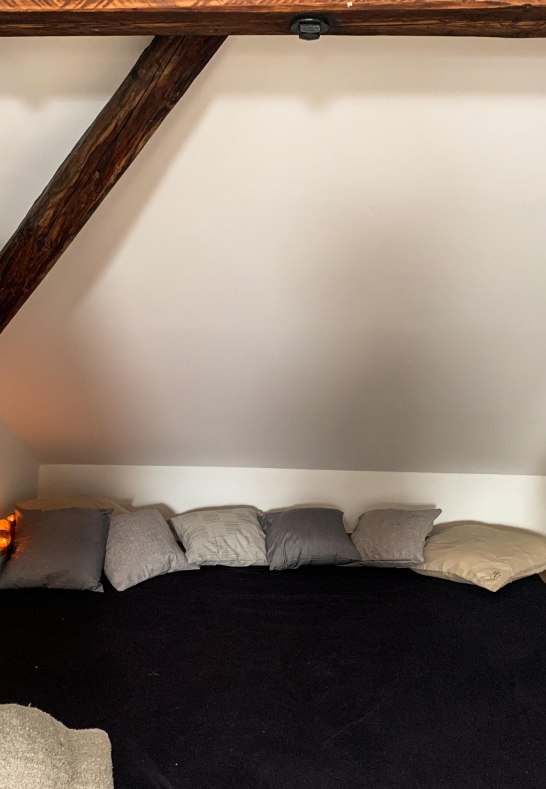 Loft, gem&uuml;tliche Ecke mit UHD-TV | &copy; Greive