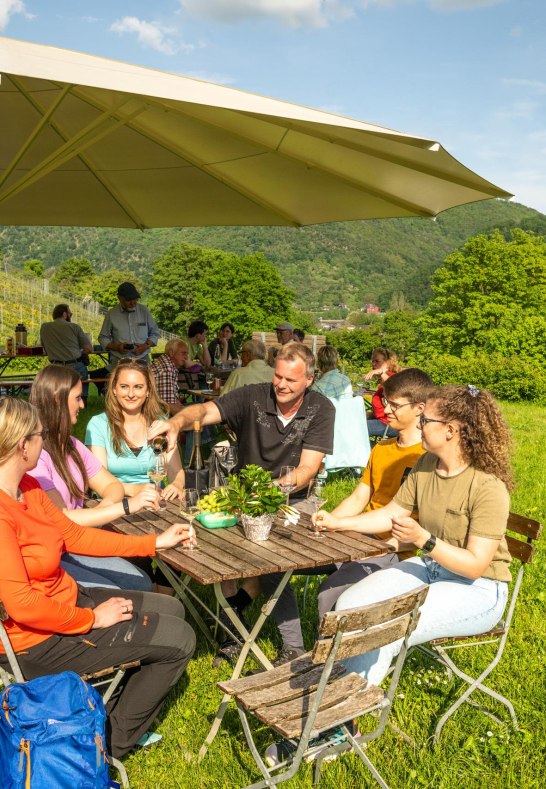 Tische unter dem Schirm | © Dominik Ketz Tische unter dem Schirm | © Dominik Ketz