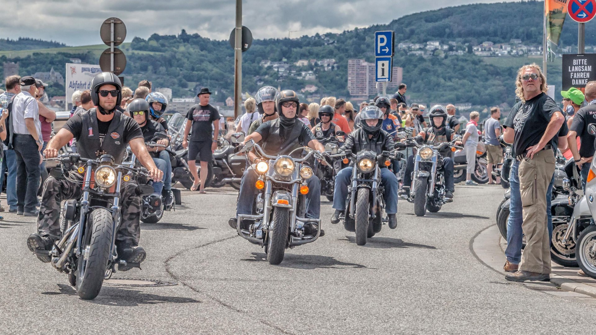 Magic Bike - Biker auf der Rheinstraße | © Rüdesheim Tourist AG - Foto Marlis Steinmetz Magic Bike - Biker auf der Rheinstraße | © Rüdesheim Tourist AG - Foto Marlis Steinmetz