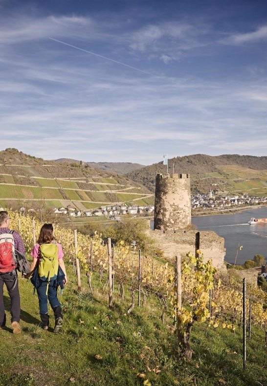 Wanderer vor Ruine Fürstenberg | © Marco Rothbrust Wanderer vor Ruine Fürstenberg | © Marco Rothbrust