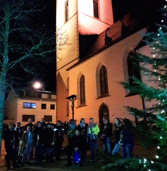 Turmblasen Gruppe vor Kirche | © Musikfreunde Rauenthal e.V. Turmblasen Gruppe vor Kirche | © Musikfreunde Rauenthal e.V.