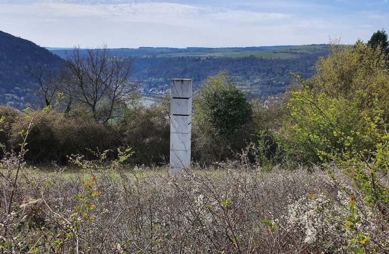 Schriftsäule mit Blick ins Rheintal | © T. Biersch Schriftsäule mit Blick ins Rheintal | © T. Biersch