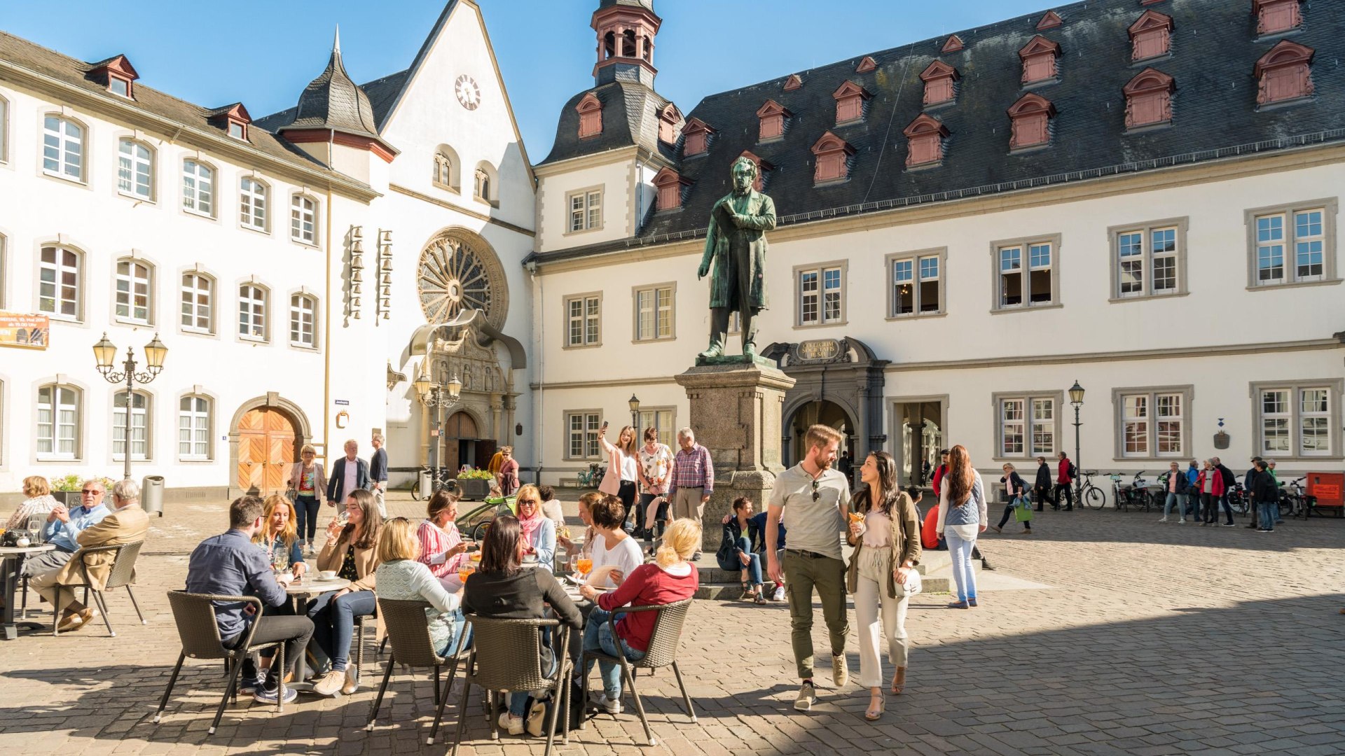 Jesuitenplatz mit Citykirche im Hintergrund | &copy; Koblenz-Touristik GmbH / Dominik Ketz