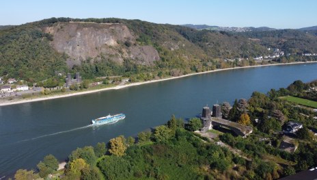 Sicht auf den Rhein mit Erpeler Ley im Hintergrund | &copy; Tourist-Information Remagen, Romantischer Rhein Tourismus GmbH