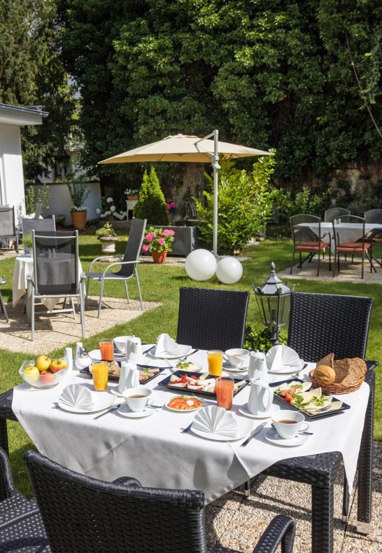 Fr&uuml;hst&uuml;ck im Hotelgarten | &copy; Hotel Brenner GmbH