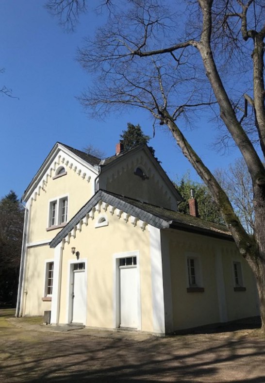 G&auml;rtnerh&auml;uschen alter Friedhof | &copy; R&auml;mer