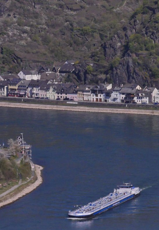 Rheinschifffahrt, Blick auf St. Goarshausen | &copy; Bernhard Vogt