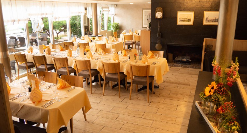 Restaurant Tische | © Joana Fogolin Restaurant Tische | © Joana Fogolin