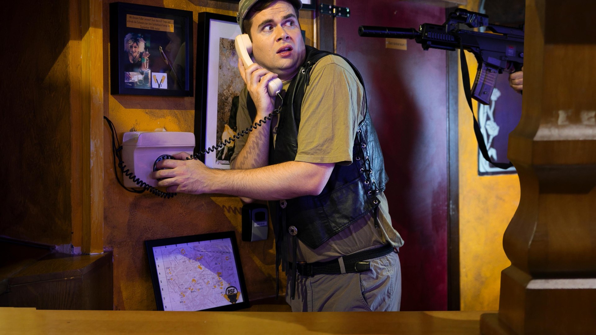 Missionsbild Bruno am Telefon in der Bar | &copy; 66 Minuten