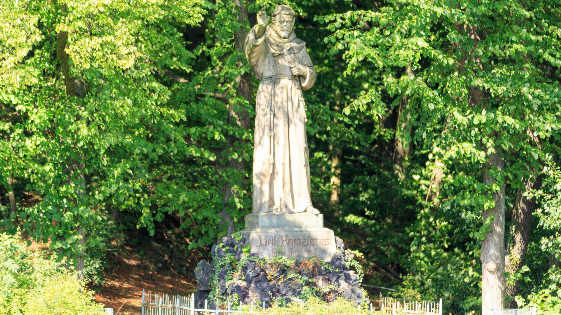 Statue am Weinberg Apollinariskirche | © copyright Sadt Remagen