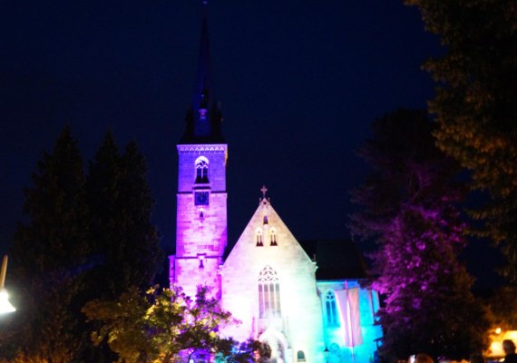 Illuminierte St Theresia | &copy; Tourist-Information Erlebnis Rheinbogen