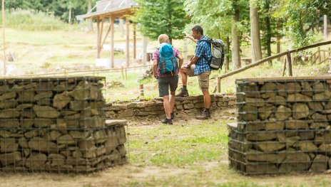 Wanderer an der Villa Rustica | &copy; Rheinhessen Touristik GmbH Foto Dominik Ketz