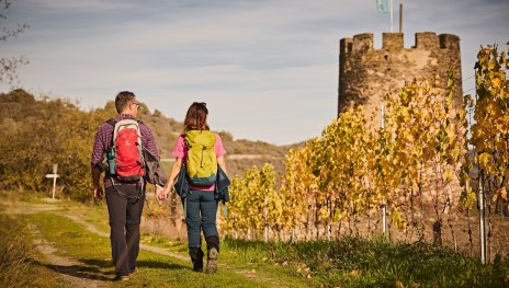 Wanderer auf dem RheinBurgenWeg | © Marco Rothbrust, Romantischer Rhein Tourismus GmbH