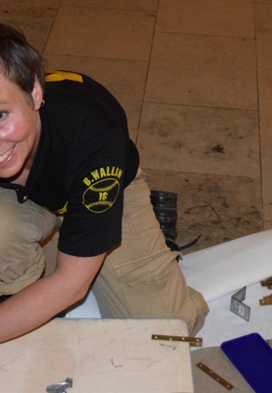 Künstlerin bei der Montage | © Wolfgang Diegmann Künstlerin bei der Montage | © Wolfgang Diegmann