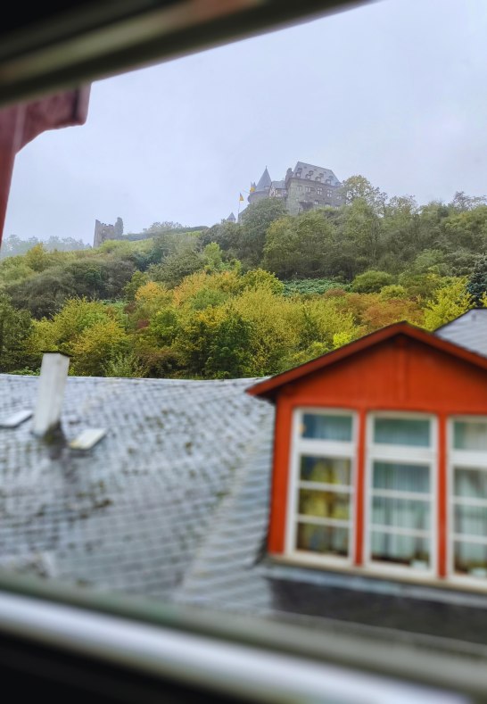 Kasteelzicht vanuit de slaapkamer &ndash; Burg Stahleck | &copy; Moock