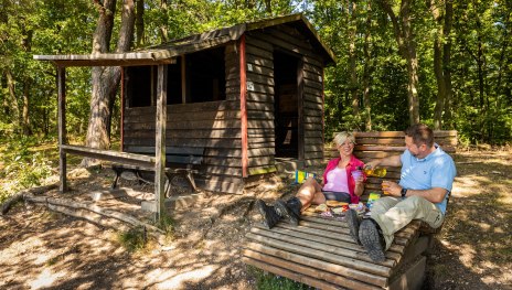 Eifelblickhütte mit Wanderern | © Baumann Eifelblickhütte mit Wanderern | © Baumann