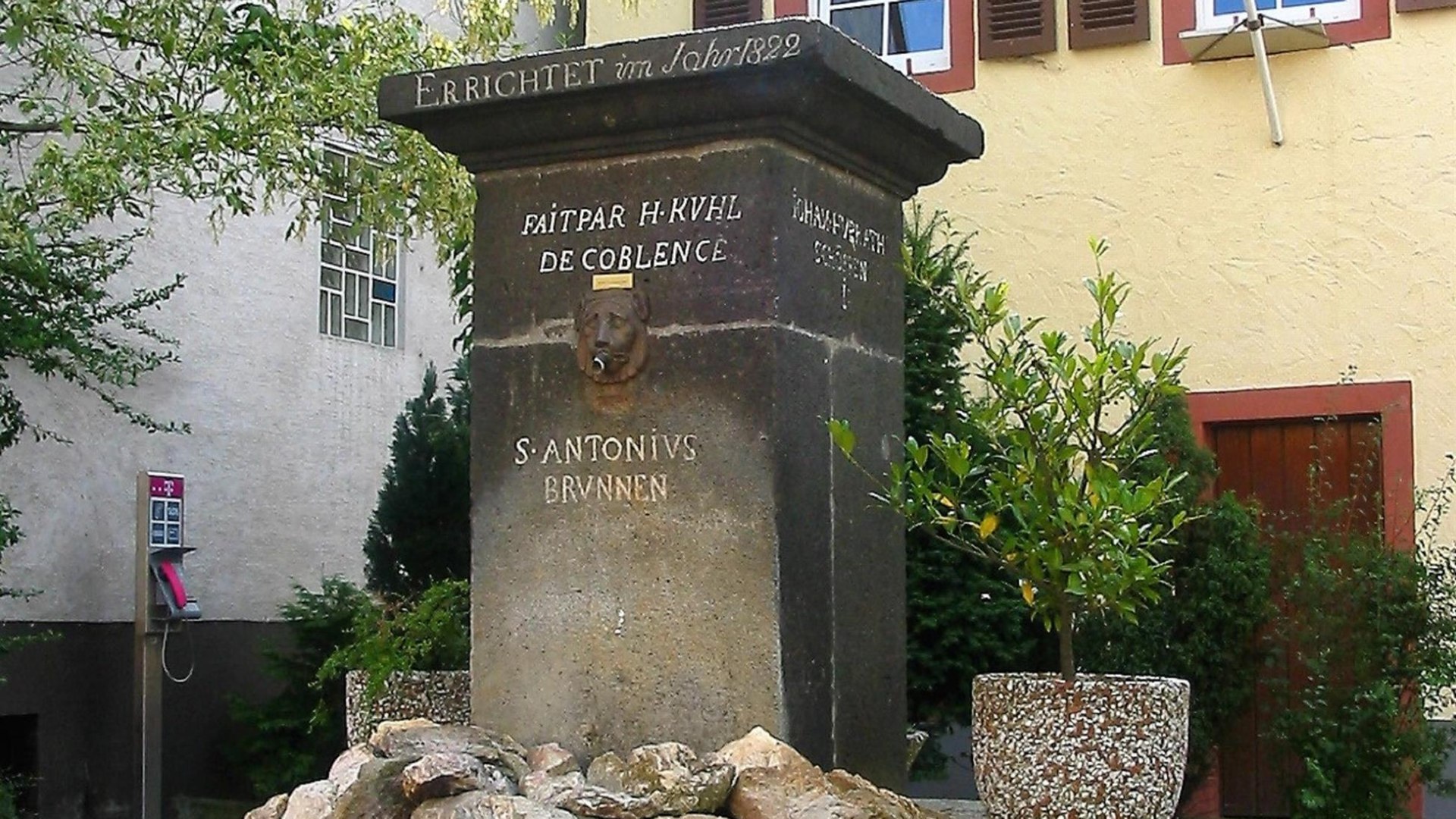 Dorfmitte mit Antoniusbrunnen u. Backes | &copy; Gemeinde Urbar