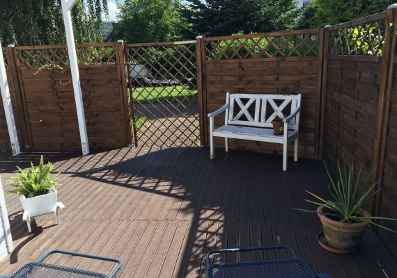 Terrasse mit Liegest&uuml;hlen | &copy; Anette Sauer