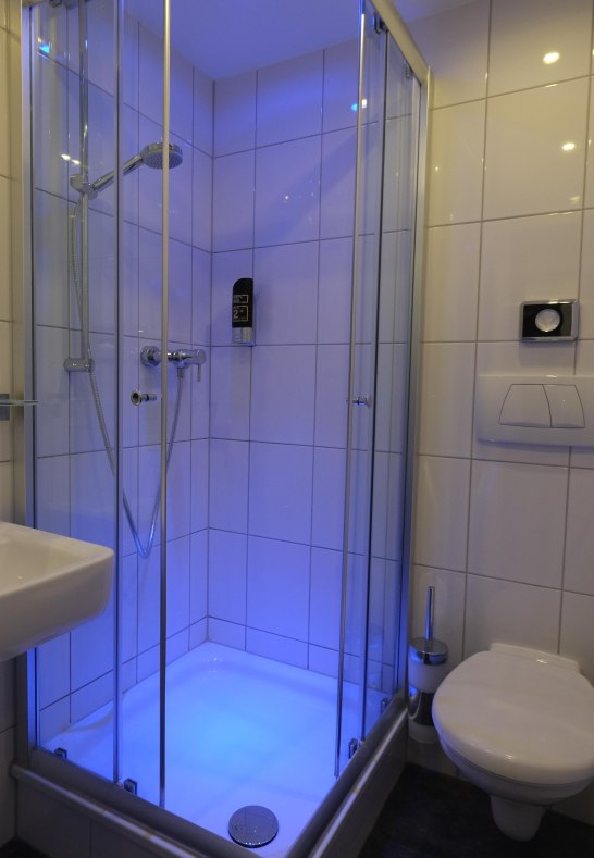 Badezimmer mit Dusche (1) | &copy; Hotel Hohenstaufen