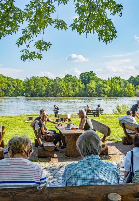 Weintrinken am Rhein | © Weinfässer Hattenheim Weintrinken am Rhein | © Weinfässer Hattenheim