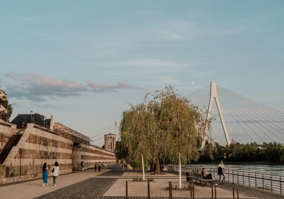 Deich mit Pegelturm und Rheinbr&uuml;cke | &copy; Zimpfer_Photography