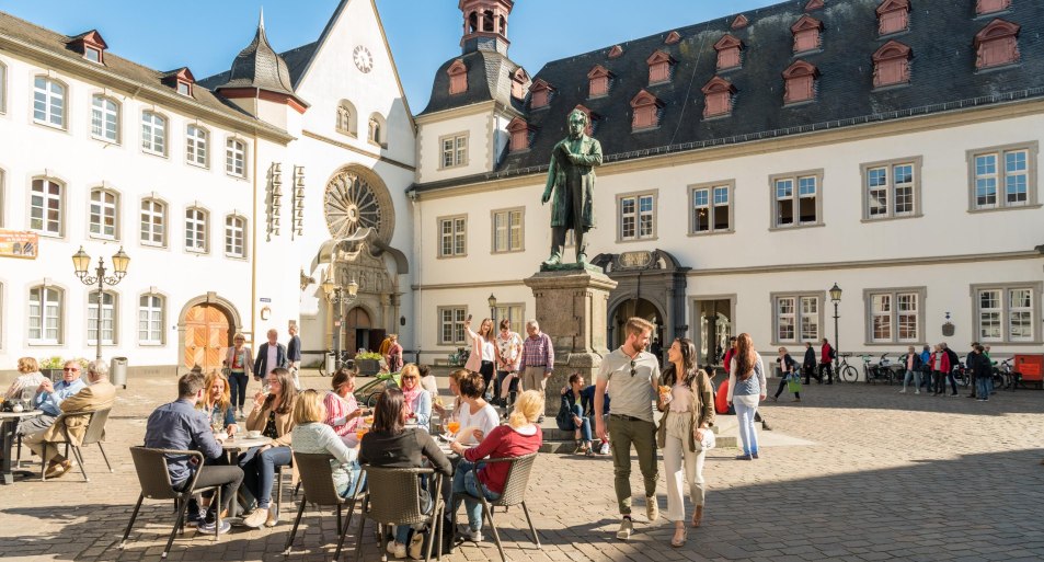 Jesuitenplatz mit Citykirche im Hintergrund | &copy; Koblenz-Touristik GmbH / Dominik Ketz
