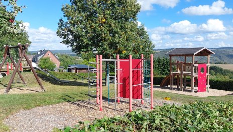 Kinderspielplatz mit Fernsicht | &copy; B. Vogt