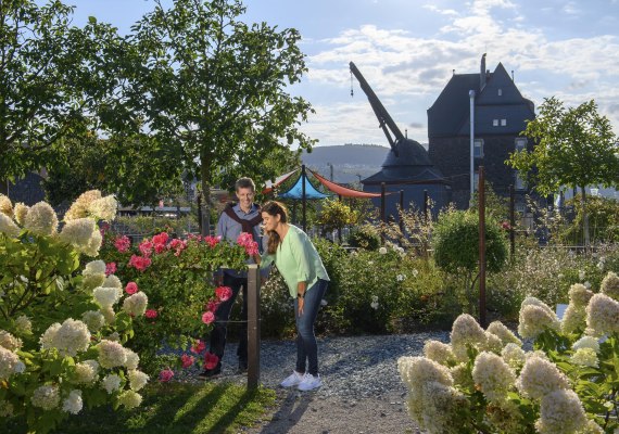 Garten mit altem Kran im Hintergrund | © Klaus-Peter Kappest Garten mit altem Kran im Hintergrund | © Klaus-Peter Kappest