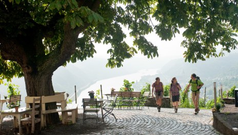 Wanderer am Günderodehaus, Oberwesel | © Dominik Ketz Wanderer am Günderodehaus, Oberwesel | © Dominik Ketz