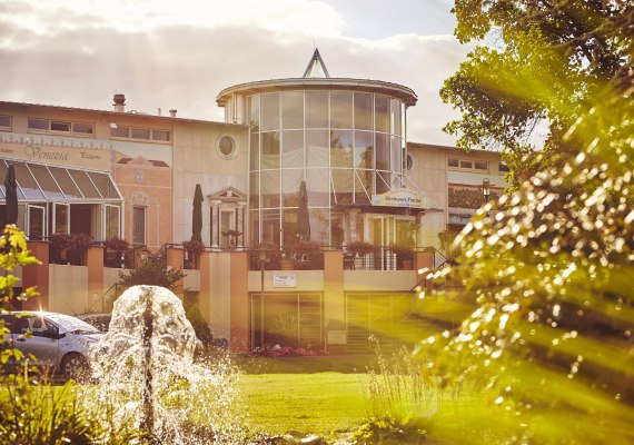 Therme Au&szlig;enansicht | &copy; Marco Rothbrust